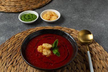 Pesto sos ve parmesan peynirli kraker gri taş tablo, gazpacho çorbası - sağlıklı siyah kase, vejetaryen yemek, İspanyol mutfağı, İtalyan mutfağı ile domates çorbası