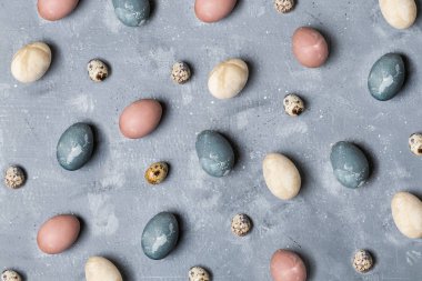 Paskalya en az arka plan bahar - organik doğal olarak boyalı Paskalya yumurtaları, qual yumurta, curcuma, kırmızı pancar, hibiscus çay Pigmentler, gri arka plan, rustik tarzı, kopya alanı, yat
