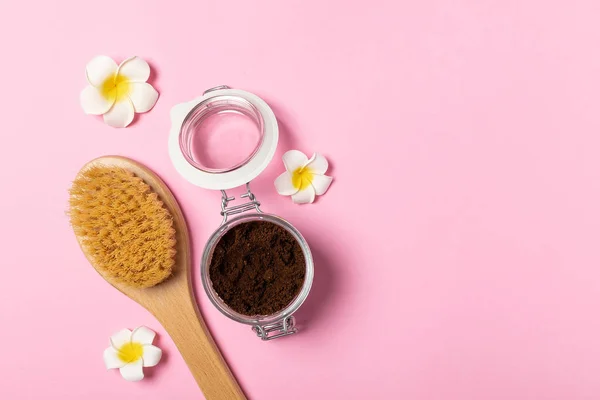 Exfoliante natural de café anticelulítico orgánico, cepillo de masaje de madera — Foto de Stock