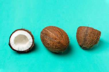 Olgunlaşmış hindistancevizi ve parlak mavi arka plan, minima yarım Hindistan cevizi