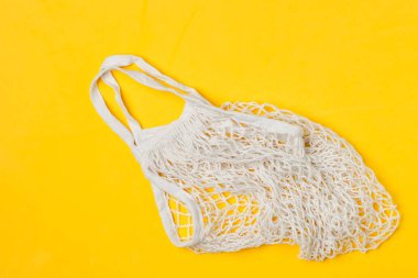 Beyaz pamuklu kafes yeniden kullanılabilir alışveriş çantası, sarı arka plan, üst 