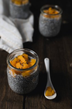 Badem sütü ve mango rustik w üzerinde cam kavanoza Chia puding