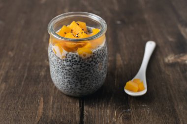 Badem sütü ve mango rustik w üzerinde cam kavanoza Chia puding