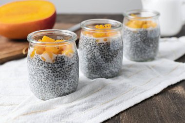 Badem sütü ve mango rustik w üzerinde cam kavanoza Chia puding