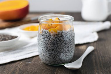 Badem sütü ve mango rustik w üzerinde cam kavanoza Chia puding