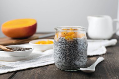 Badem sütü ve mango rustik w üzerinde cam kavanoza Chia puding