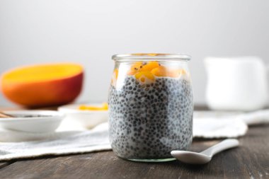 Badem sütü ve mango rustik w üzerinde cam kavanoza Chia puding