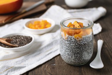 Badem sütü ve mango rustik w üzerinde cam kavanoza Chia puding