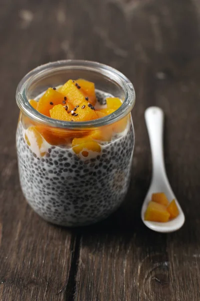 Badem sütü ve mango rustik w üzerinde cam kavanoza Chia puding