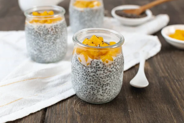 Badem sütü ve mango rustik w üzerinde cam kavanoza Chia puding