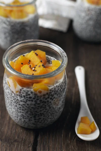 Badem sütü ve mango rustik w üzerinde cam kavanoza Chia puding