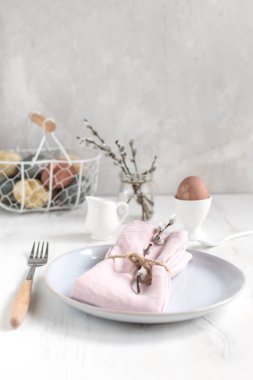 Paskalya tablosu ayarı fikir, minimal dekorasyon-pembe peçete,