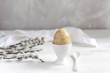 Doğal olarak Boyalı Paskalya yumurtası Kahvaltı, beyaz yumurta bardağı, drapeli n