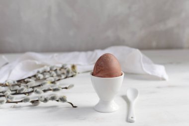 Doğal olarak Boyalı Paskalya yumurtası Kahvaltı, beyaz yumurta bardağı, drapeli n