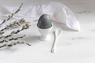 Doğal olarak Boyalı Paskalya yumurtası Kahvaltı, beyaz yumurta bardağı, drapeli n