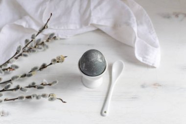 Doğal olarak Boyalı Paskalya yumurtası Kahvaltı, beyaz yumurta bardağı, drapeli n