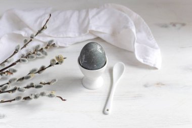 Doğal olarak Boyalı Paskalya yumurtası Kahvaltı, beyaz yumurta bardağı, drapeli n