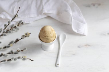 Doğal olarak Boyalı Paskalya yumurtası Kahvaltı, beyaz yumurta bardağı, drapeli n