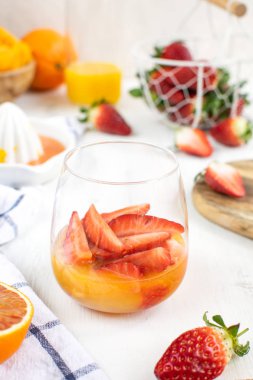 Serinletici yaz içeceği, sağlıklı snack-taze çilek