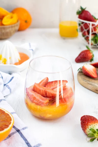 Bebida refrescante de verão, lanche saudável - morangos frescos com — Fotografia de Stock