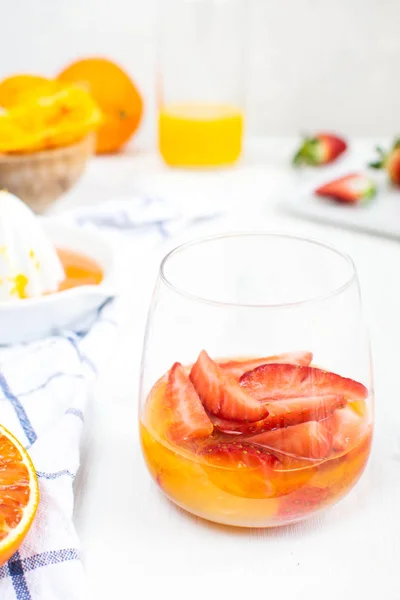 Bebida refrescante de verão, lanche saudável - morangos frescos com — Fotografia de Stock