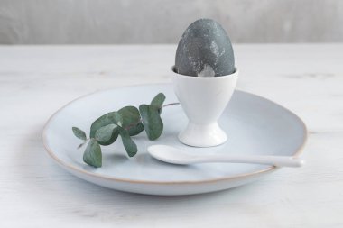 Paskalya kahvaltı masası ayarı fikir, minimal dekorasyon-eucaly