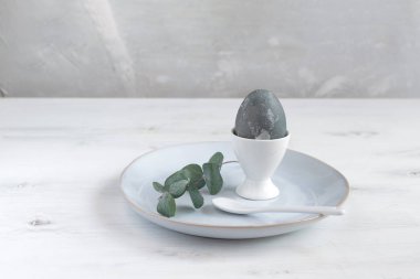 Paskalya kahvaltı masası ayarı fikir, minimal dekorasyon-eucaly