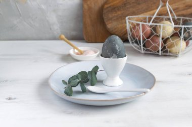 Paskalya kahvaltı masası ayarı fikir, minimal dekorasyon-eucaly