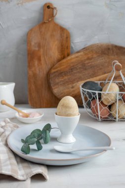 Paskalya kahvaltı masası ayarı fikir, minimal dekorasyon-eucaly