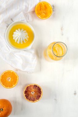 Taze sulu portakallar, taze sıkılmış portakal suyu, ferahlatıcı toplamı