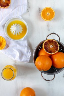 Taze sulu portakallar, taze sıkılmış portakal suyu, ferahlatıcı toplamı