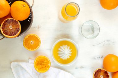 Taze sulu portakallar, taze sıkılmış portakal suyu, ferahlatıcı toplamı