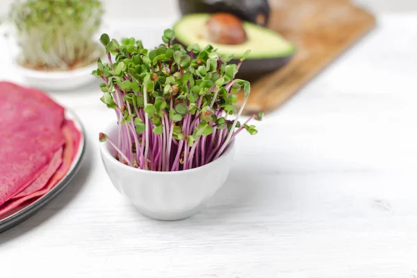 Mikroyeşil Kress, pembe turp lahanası, pancar krepleri, avanad