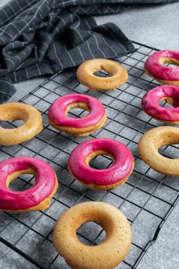 Ev yapımı pişirme-parlak pembe krema ile taze pişmiş Donuts 