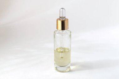 Güzellik cilt bakımı konsepti - kozmetik yağ ile damlalık cam şişe