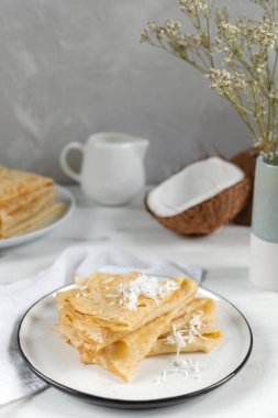 Sabah, kahvaltı - geleneksel Rus blini krep, Fransız 