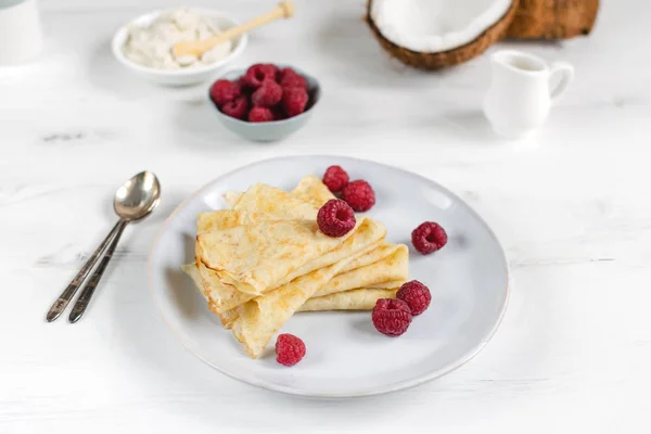 Morgen, Frühstück - traditionelle russische Blini-Pfannkuchen, französisch — Stockfoto