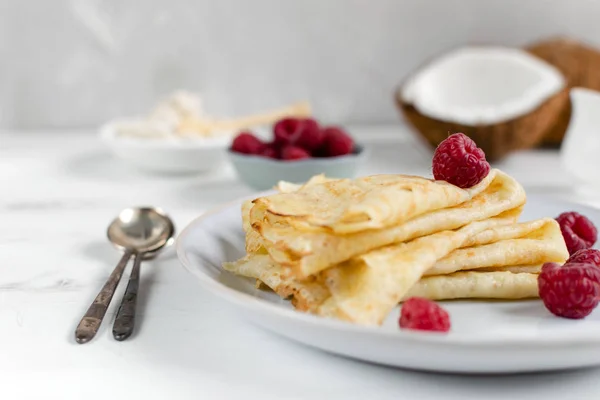 Morgen, Frühstück - traditionelle russische Blini-Pfannkuchen, französisch — Stockfoto