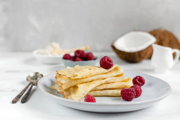 Morgen, Frühstück - traditionelle russische Blini-Pfannkuchen, französisch — Stockfoto