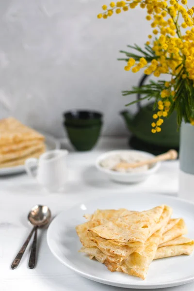 Morgen, Frühstück - traditionelle russische Blini-Pfannkuchen, französisch — Stockfoto