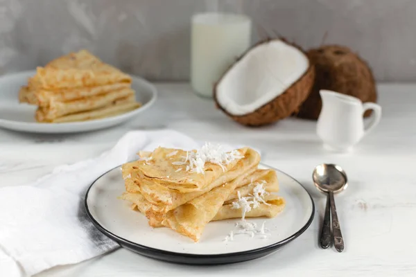 Sabah, kahvaltı - geleneksel Rus blini krep, Fransız 