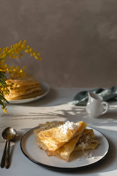 Morgen, Frühstück - traditionelle russische Blini-Pfannkuchen, französisch — Stockfoto