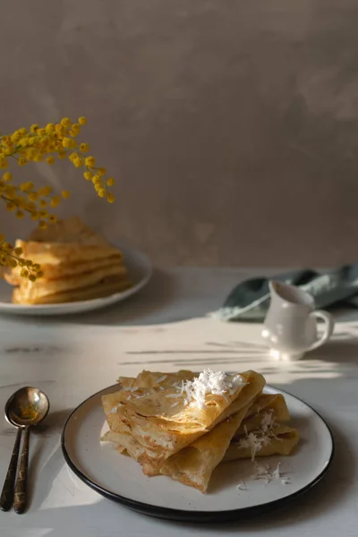 Morgen, Frühstück - traditionelle russische Blini-Pfannkuchen, französisch — Stockfoto