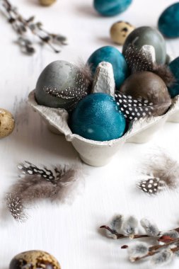 Bahar paskalya kavramı, - doğal olarak boyanmış paskalya yumurtaları, bıldırcın yumurtası,