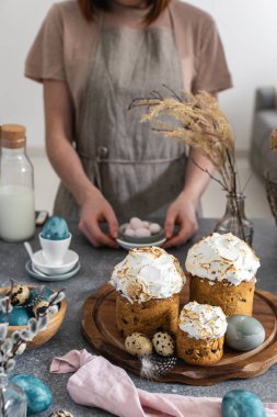 Paskalya sofrası - yumurta şeklinde şekerler hizmet kadın elleri, paskalya