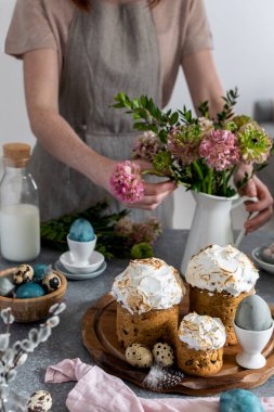 Paskalya sofrası - kadın ranunculus çiçek, paskalya pastası düzenleme,