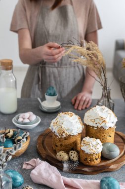 Paskalya sofrası - yumurta şeklinde şekerler hizmet kadın elleri, paskalya