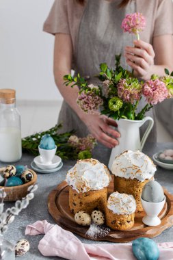 Paskalya sofrası - kadın ranunculus çiçek, paskalya pastası düzenleme,
