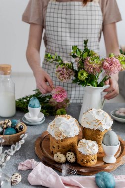 Paskalya sofrası - kadın ranunculus çiçek, paskalya pastası düzenleme,