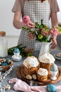 Paskalya sofrası - kadın ranunculus çiçek, paskalya pastası düzenleme,